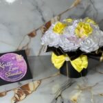 Valge-kollane käsitöö lillekimp LED liblikatega – 19 roosi 🦋💛
