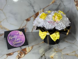 Valge-kollane käsitöö lillekimp LED liblikatega – 19 roosi 🦋💛